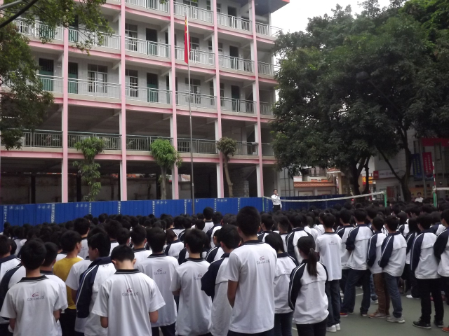 何佳林副校长进行国旗下的讲话