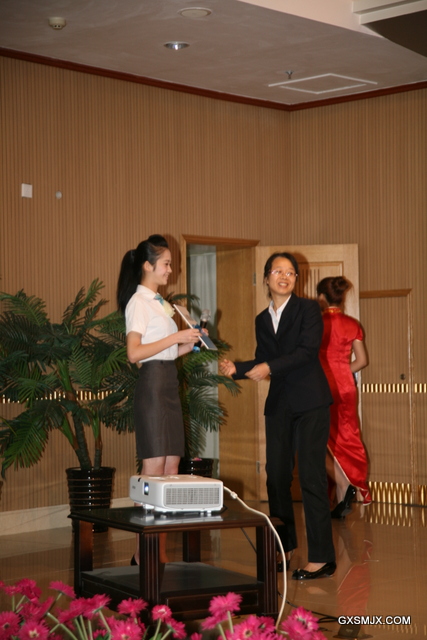 02评委向黄宇佳同学颁发入职证书.jpg