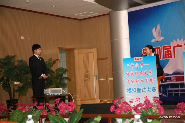 04韩宇豪同学在认真回答评委提问.jpg