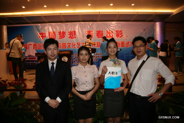 07学生科科长梁朝阳老师与参赛选手合影留恋.jpg
