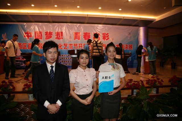 08黄宇佳同学获得一等奖(右一)、韩宇豪(左一)、黄舒洁(左二)获得三等奖.jpg