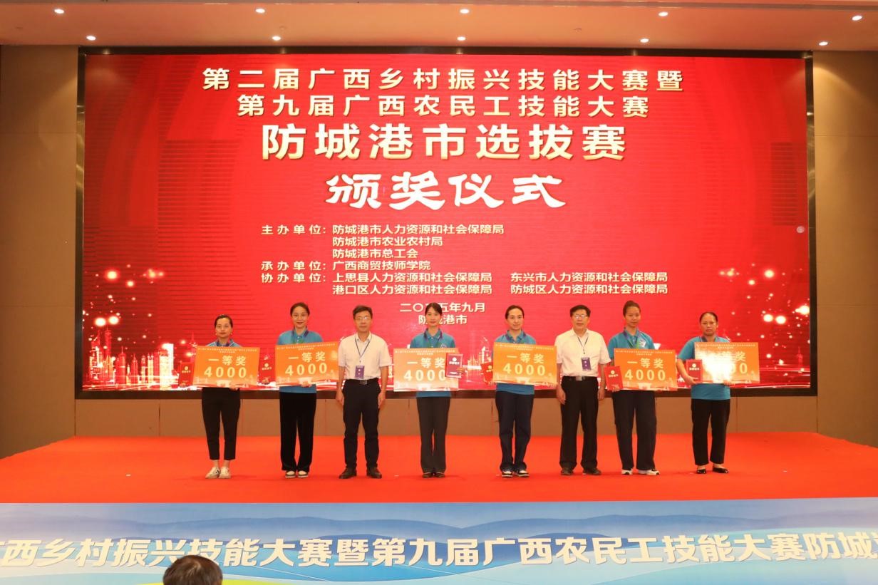 图片8.大赛一等奖获奖选手与颁奖嘉宾合影留念(一).jpg 图片8.大赛一等奖获奖选手与颁奖嘉宾合影留念(一).jpg