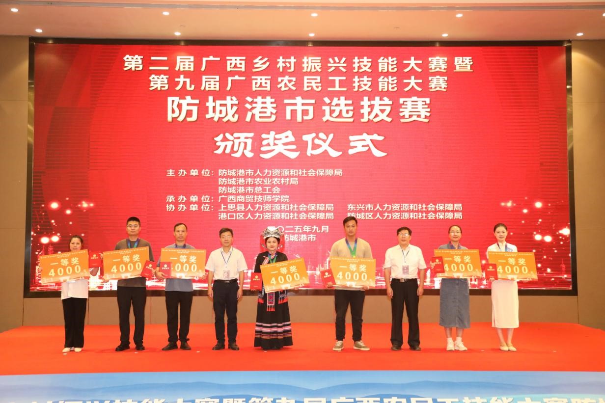 图片9.大赛一等奖获奖选手与颁奖嘉宾合影留念(二).jpg 图片9.大赛一等奖获奖选手与颁奖嘉宾合影留念(二).jpg