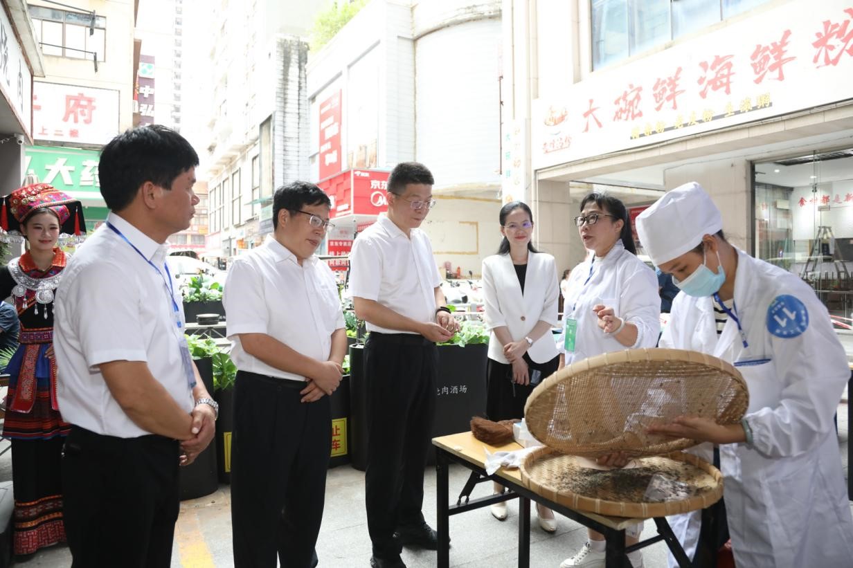 图片2.防城港市人民政府副市长许伟(右三)亲临赛场巡视指导.jpg 图片2.防城港市人民政府副市长许伟(右三)亲临赛场巡视指导.jpg