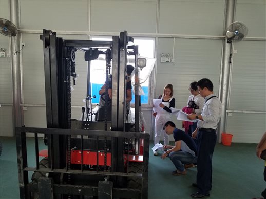 c:usersadministratordesktop广西商贸新闻稿叉车71102_111700.jpg