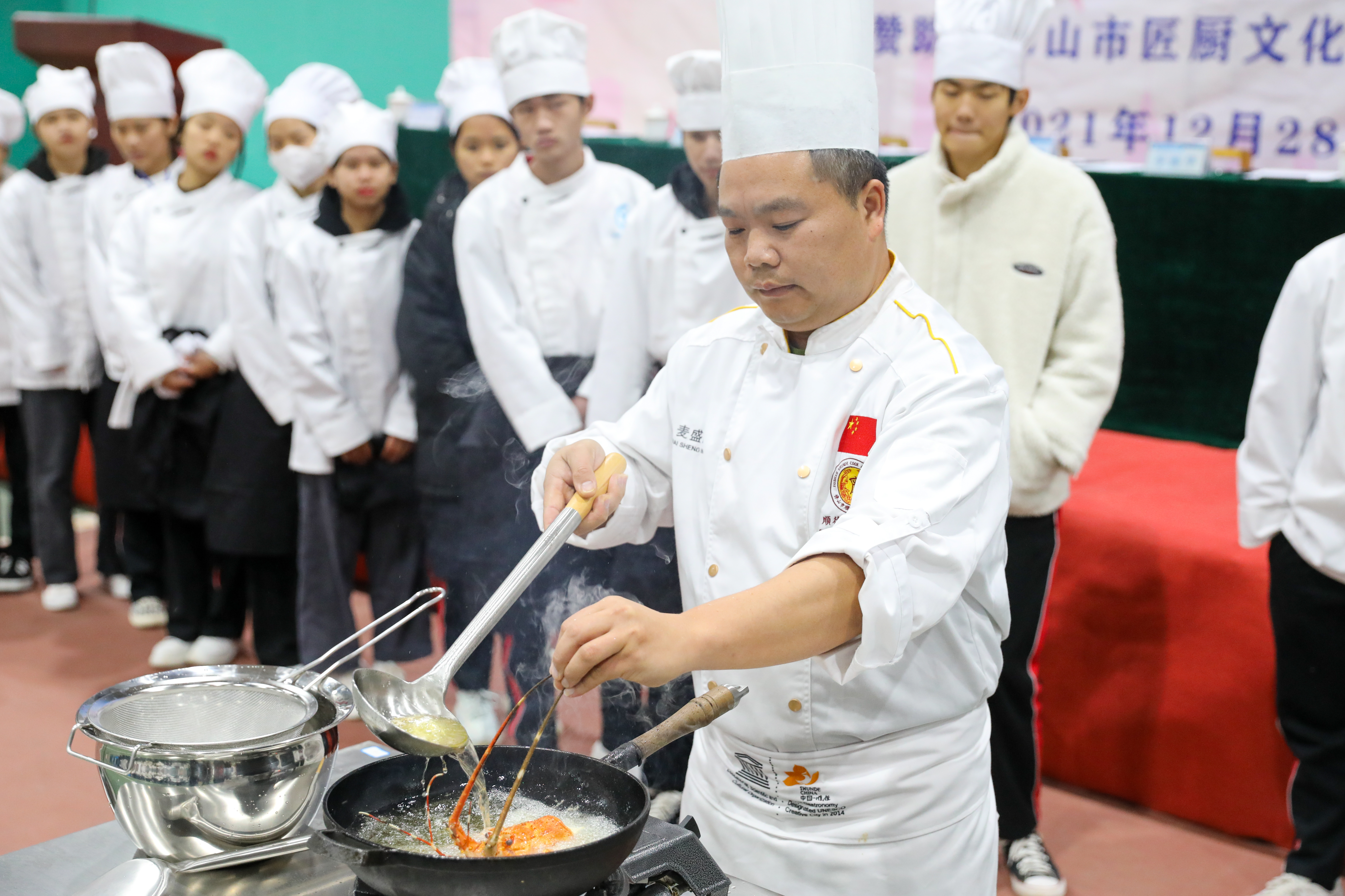 02.顺德职业技术学院烹饪学院粤菜大师麦盛洪老师现场教学.jpg