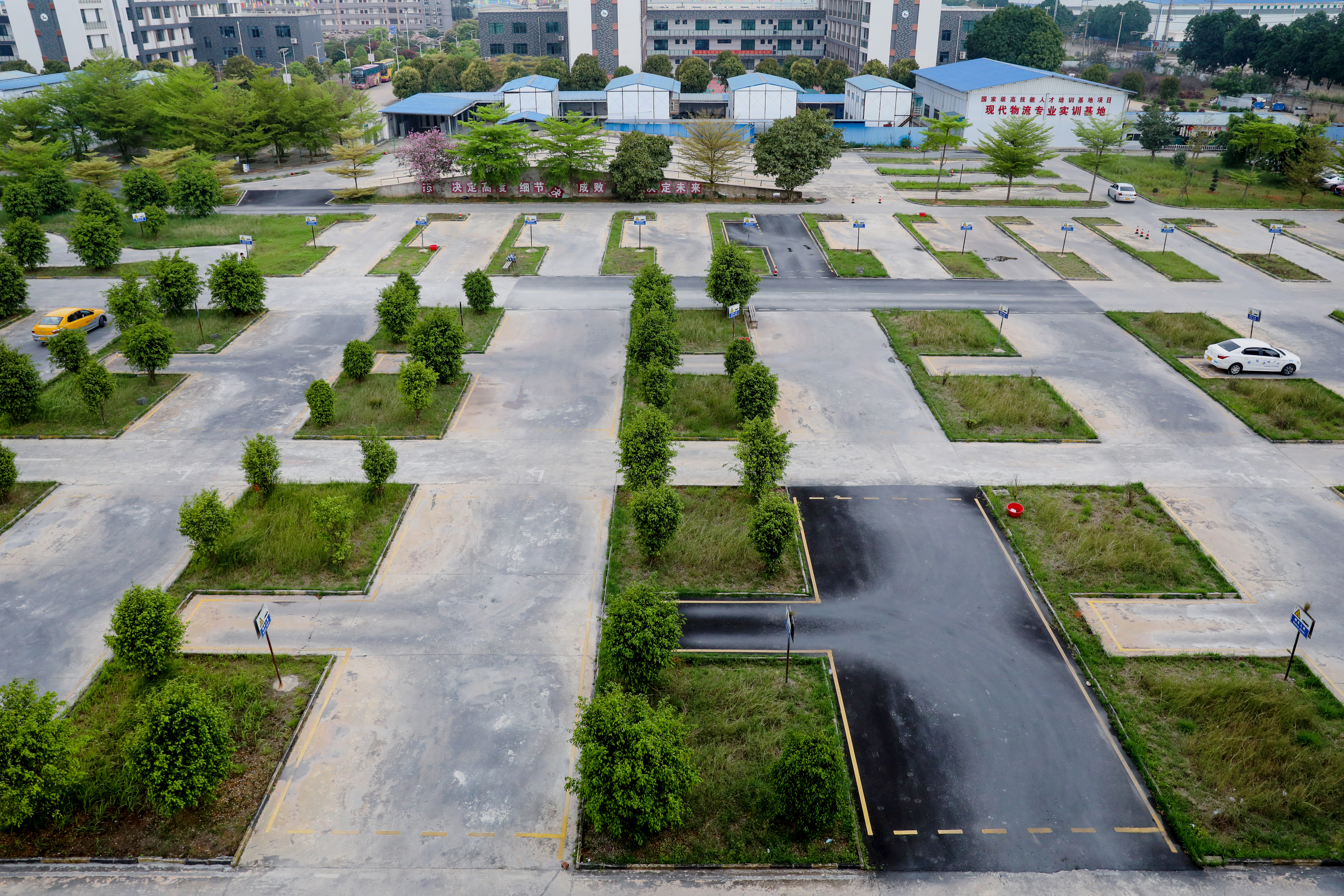07.校内汽车训练场(占地30亩).jpg 07.校内汽车训练场(占地30亩).jpg