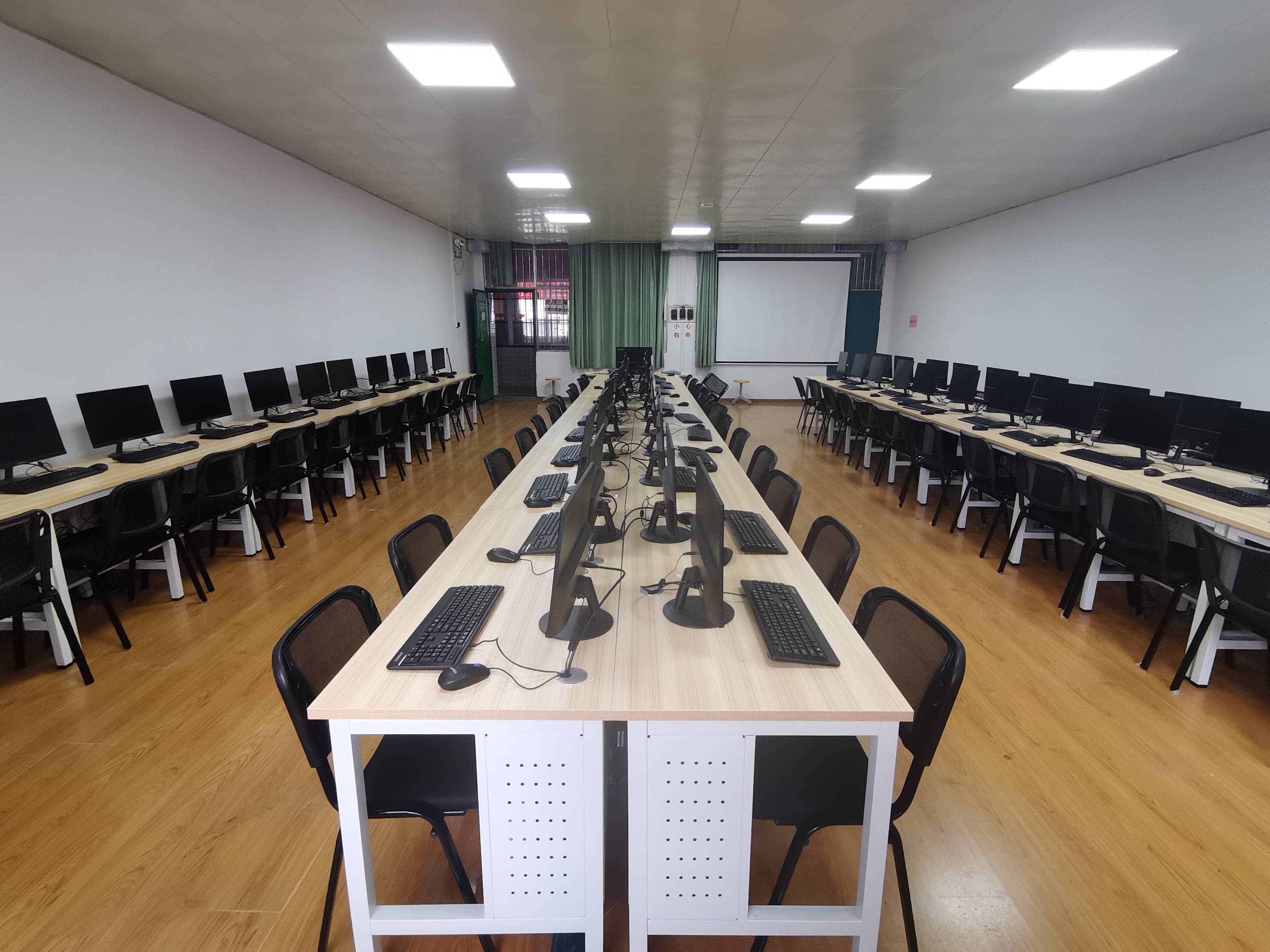 01.校内电子商务职场.jpg