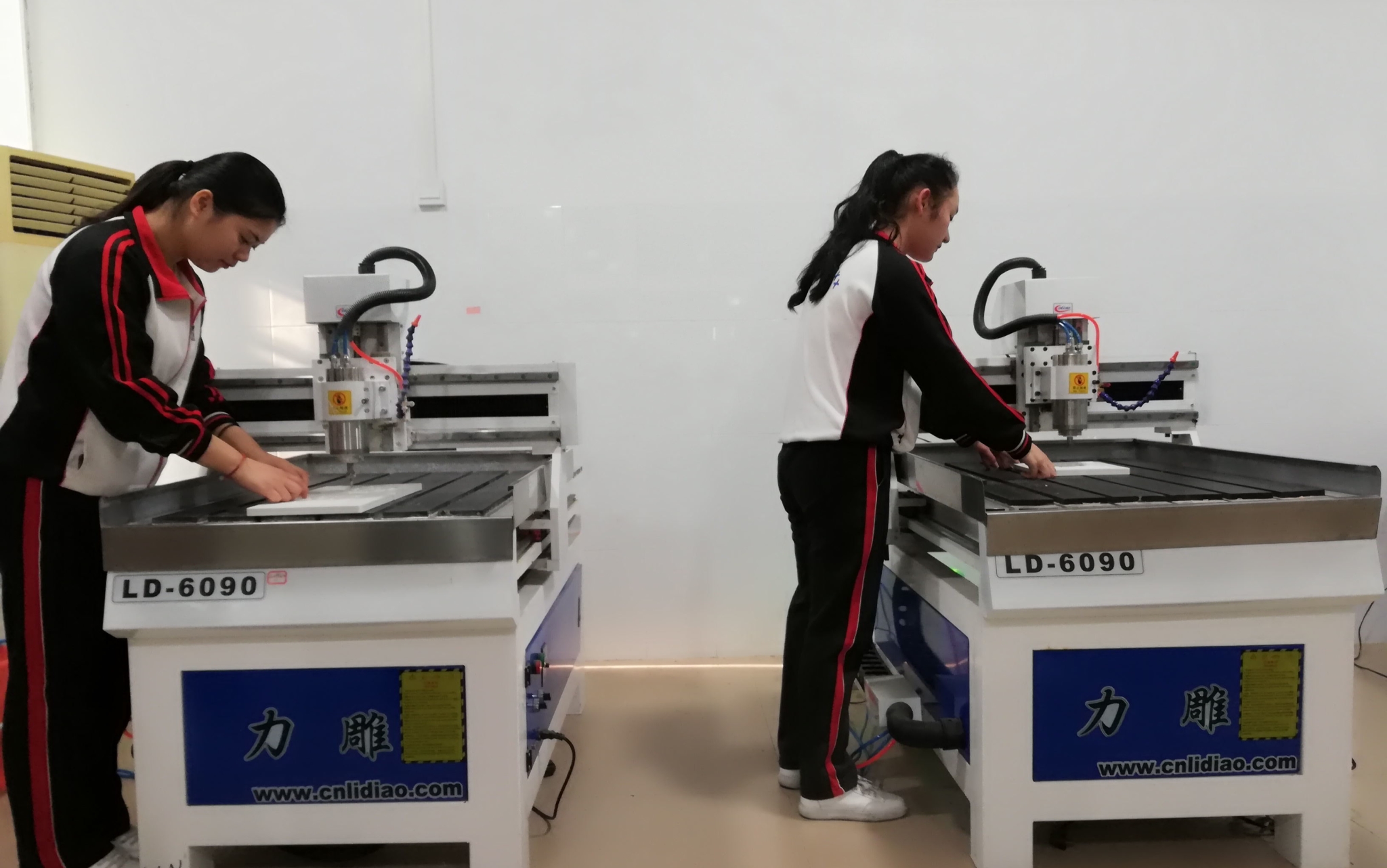 02.校内雕刻机操作实训.jpg