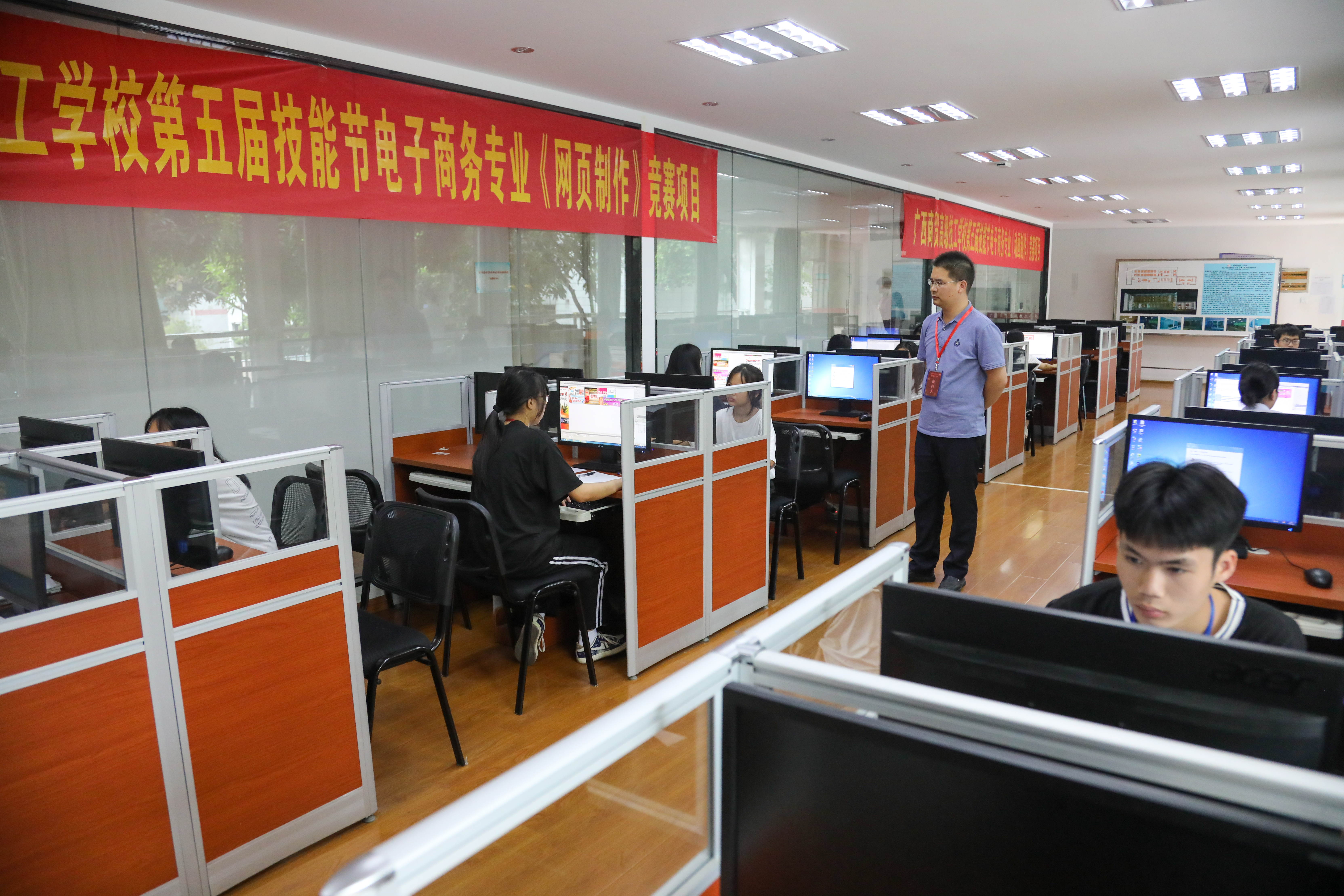 04.校内网页制作技能比赛.jpg