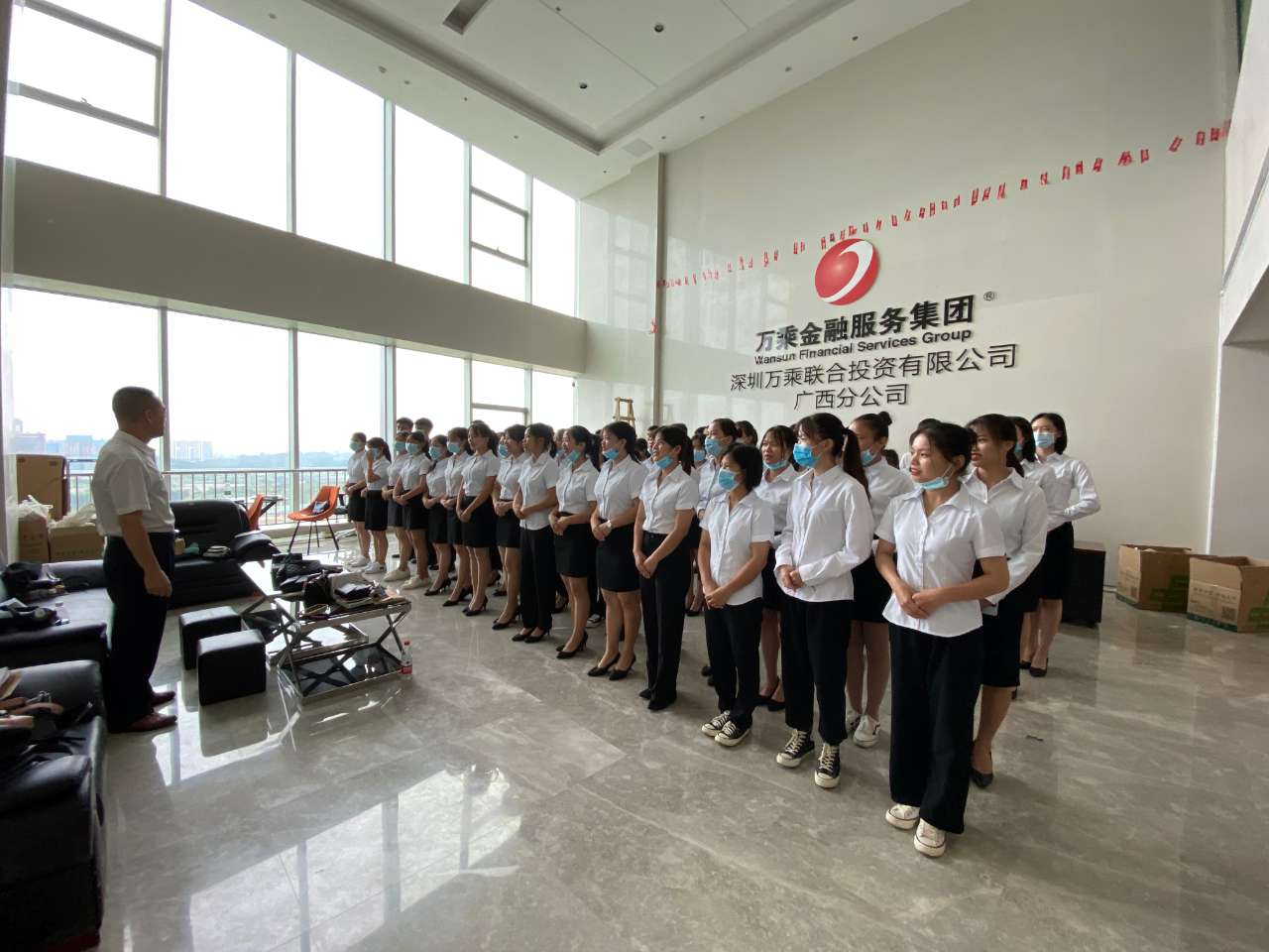 04.在万乘金融服务集团工作的学生.jpg 04.在万乘金融服务集团工作的学生.jpg
