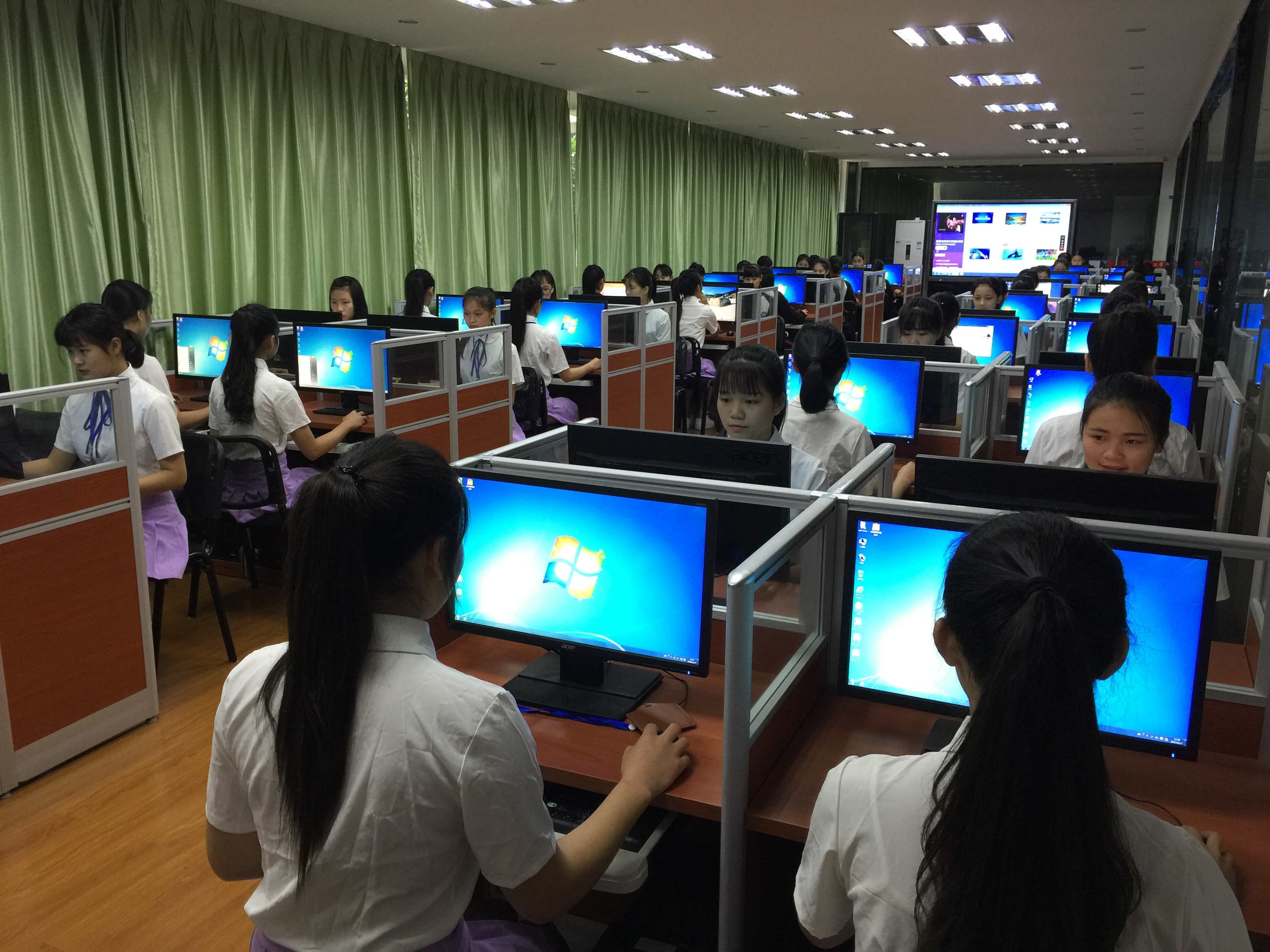 02.校内电子商务实训室.jpg