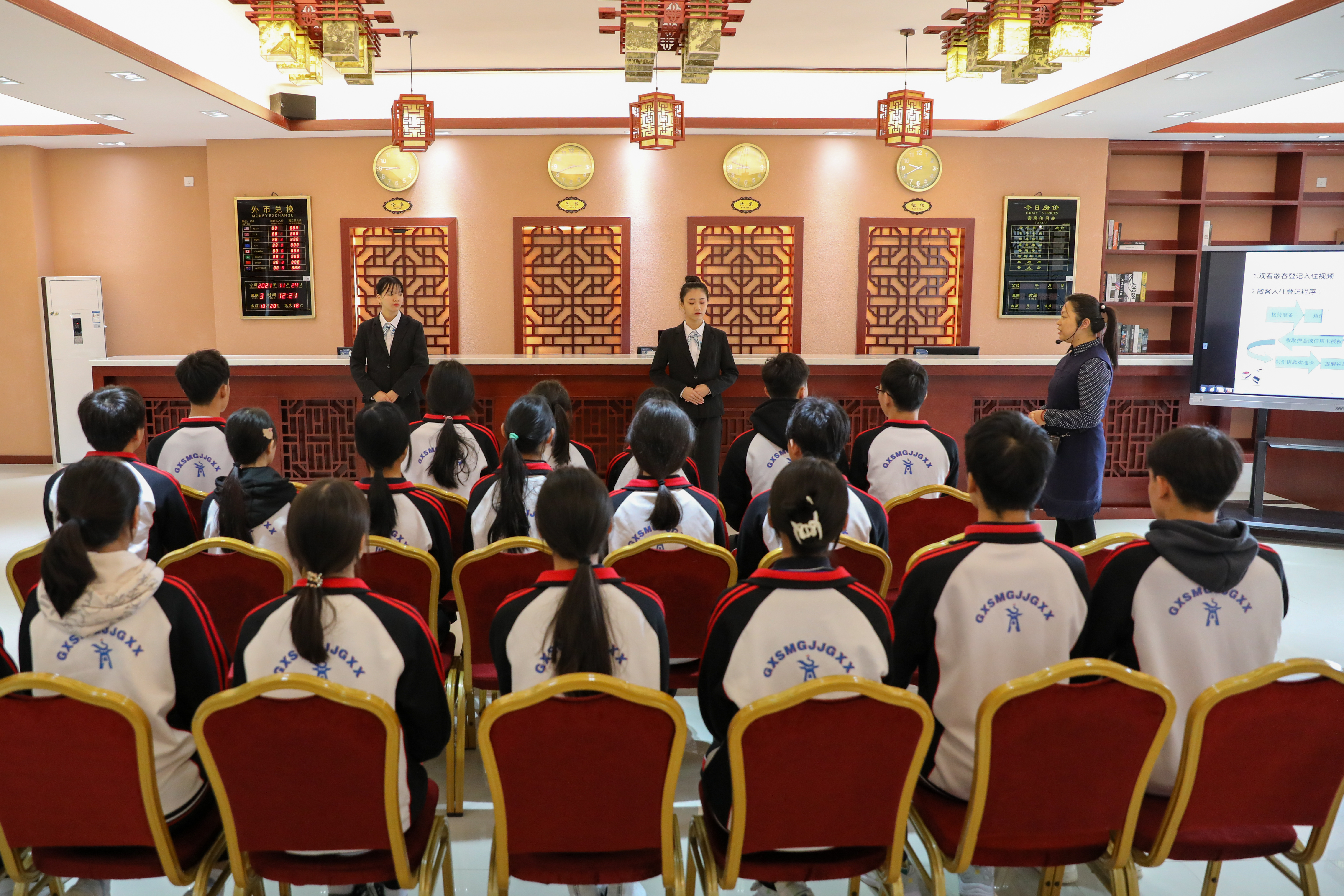 04.校内前台接待实训.jpg 04.校内前台接待实训.jpg