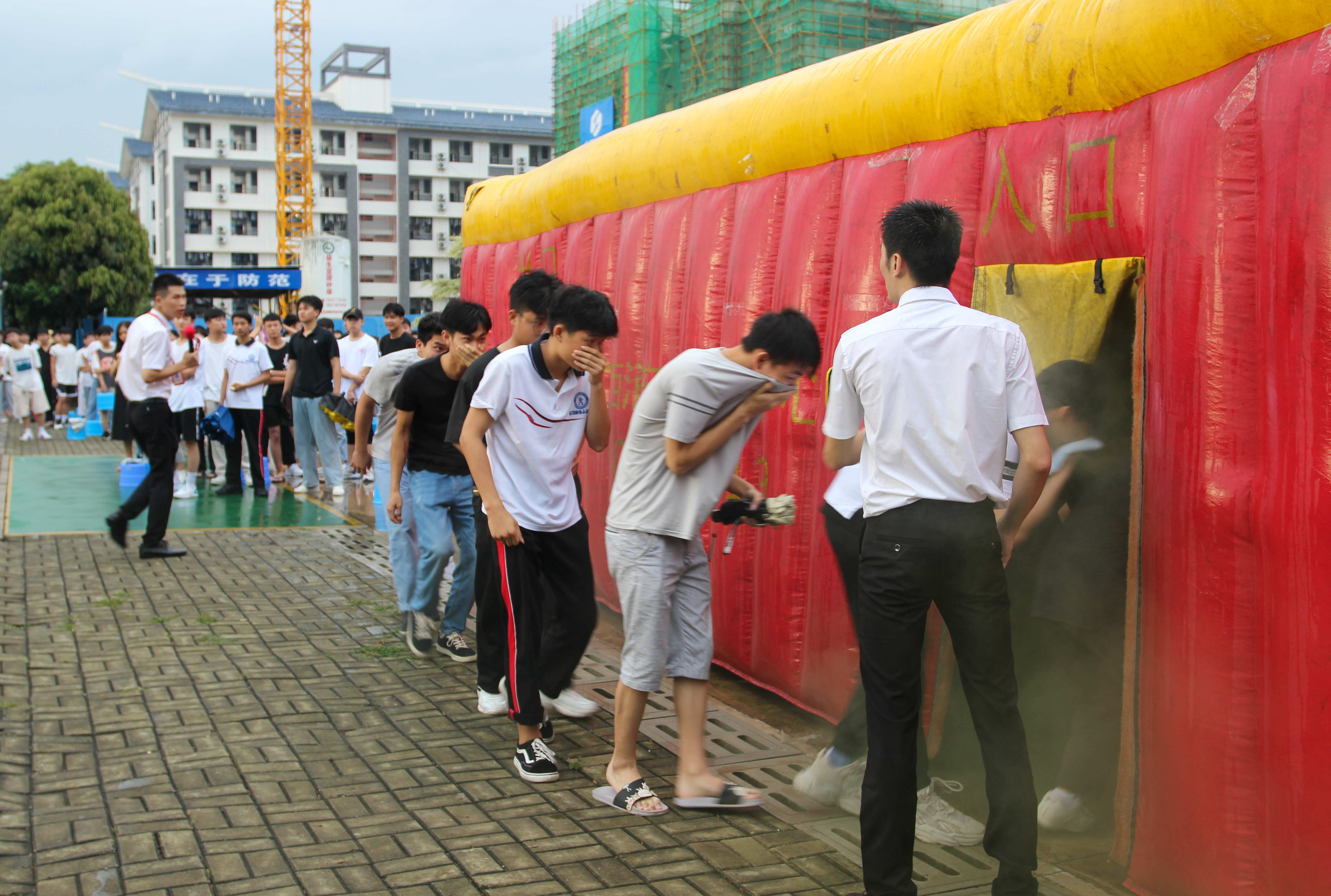 03.校内消防实训2.jpg