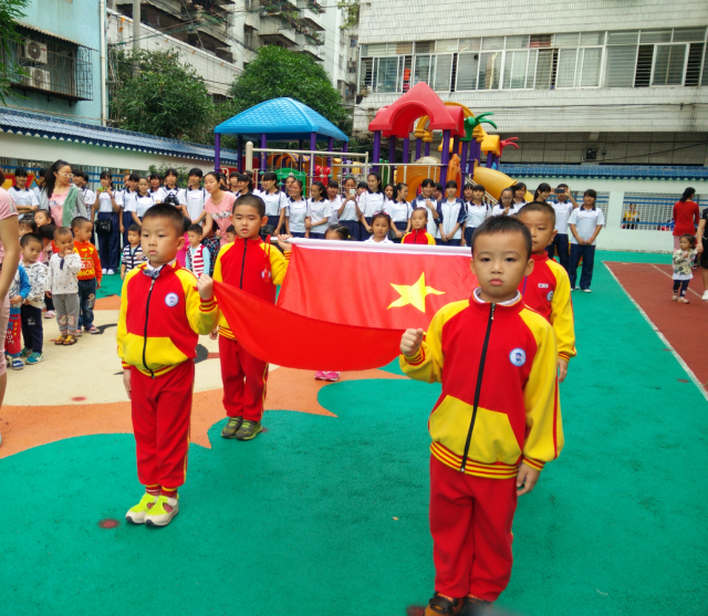 学生在南宁市小博士幼儿园见习.png