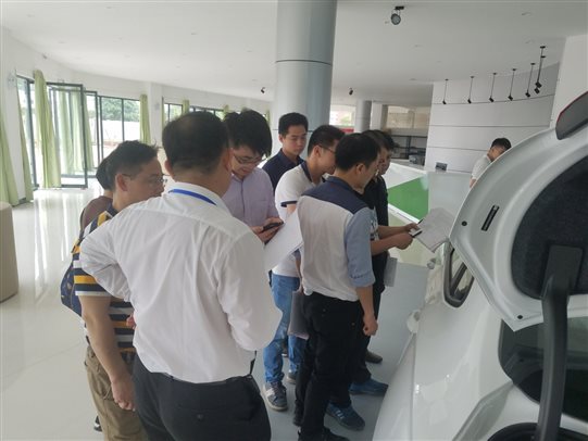 c:usersadministratordesktop广西商贸新闻稿汽车维修实训室验收80403_114828.jpg