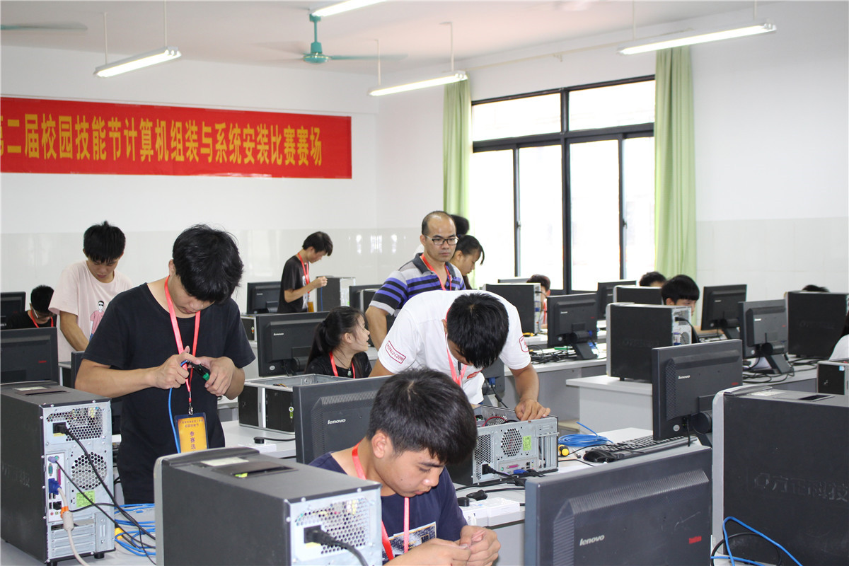 计算机比赛现场.jpg