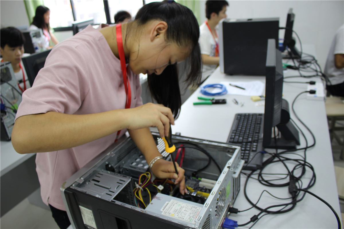 计算机学生认真比赛4.jpg