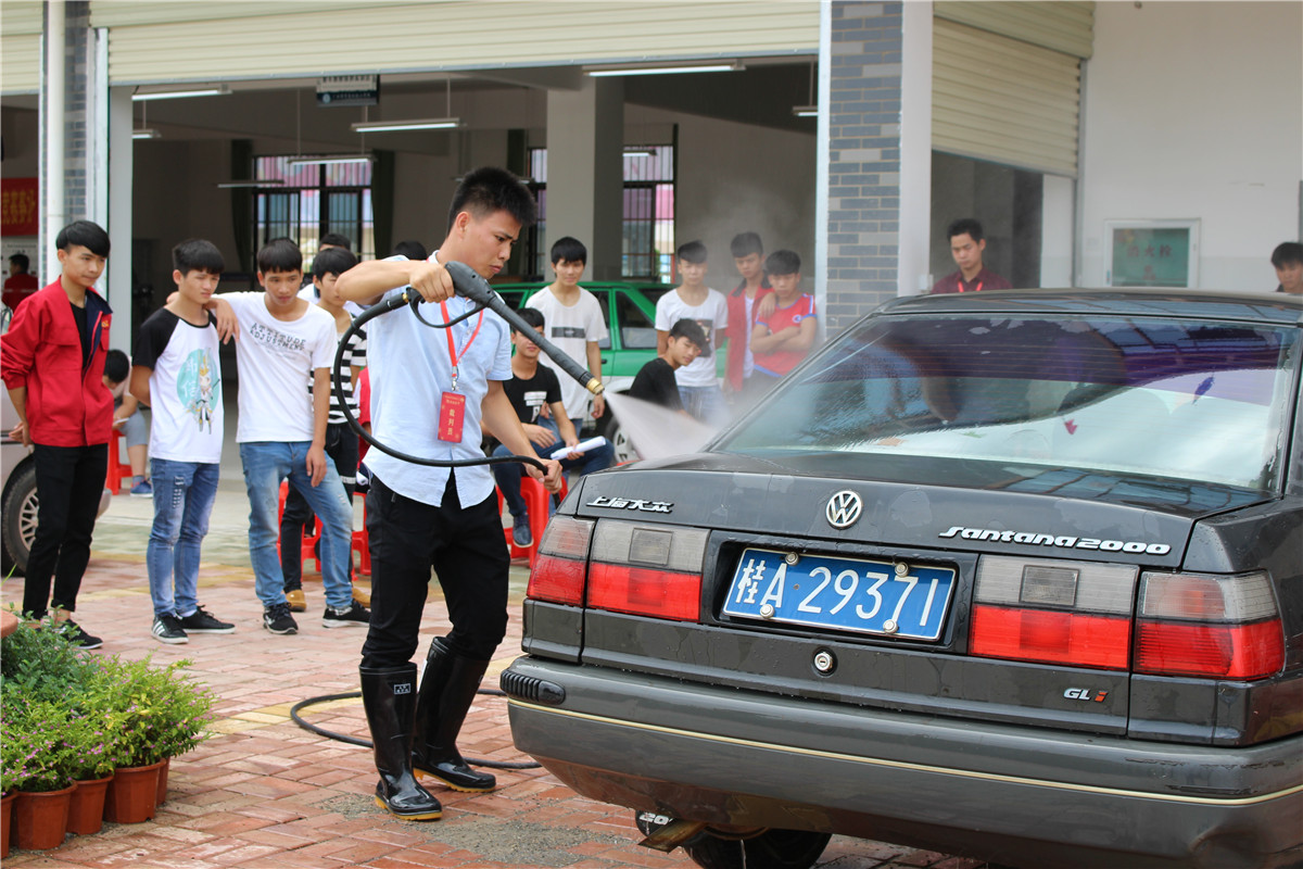 学生观摩老师示范动作.jpg