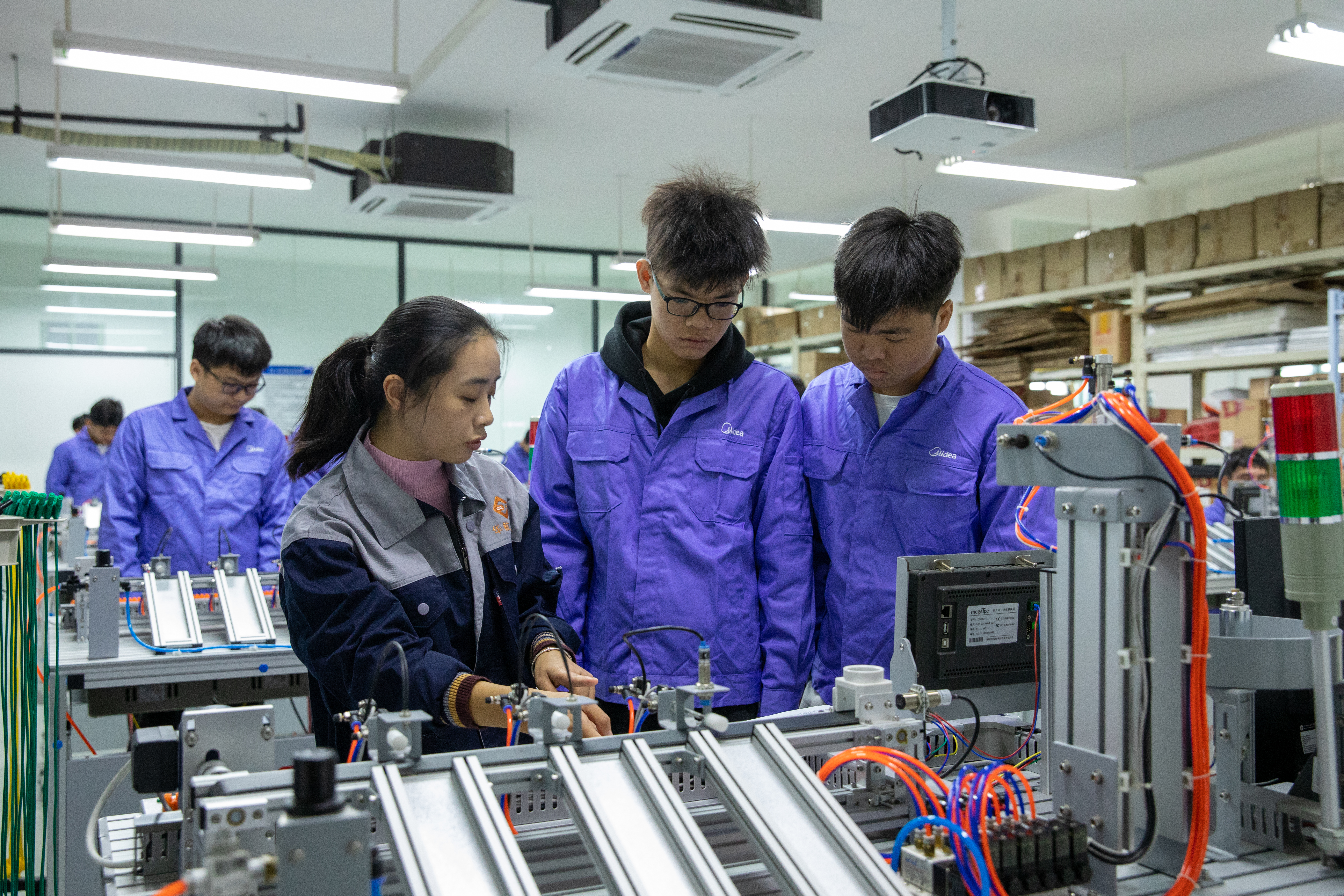 3 机电一体化实训室2.jpg 3 机电一体化实训室2.jpg