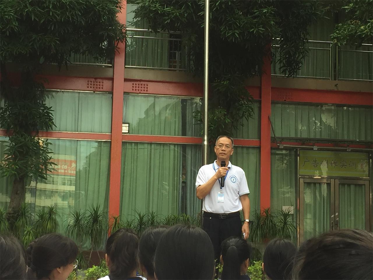 何佳林副校长做动员讲话1.jpg 何佳林副校长做动员讲话1.jpg