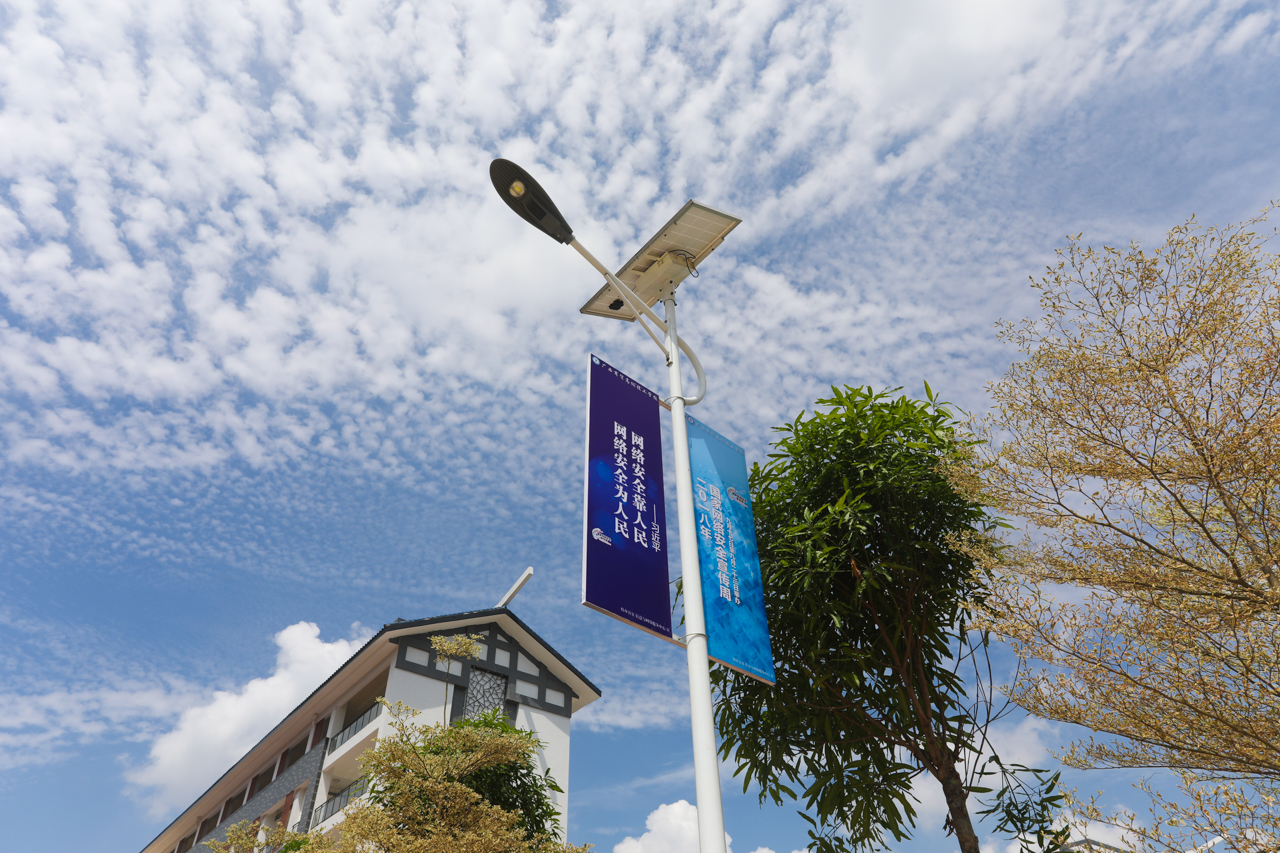 003-2广西商贸高级技工学校明阳校区主干道路灯道旗.jpg 003-2广西商贸高级技工学校明阳校区主干道路灯道旗.jpg