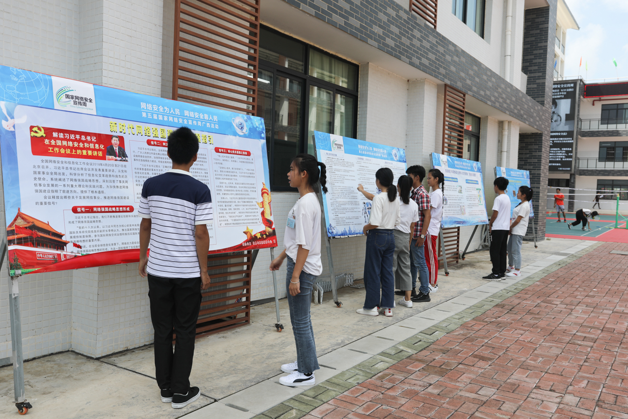 002学生在教学楼前的板报徘徊.jpg 002学生在教学楼前的板报徘徊.jpg