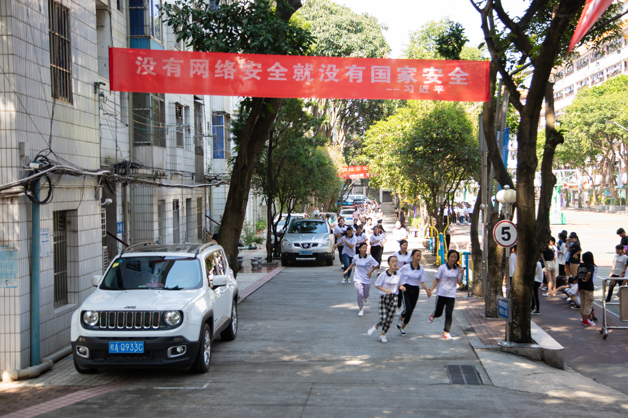 002广西商贸高级技工学校在校园主干道路悬挂网络安全宣传横幅.jpg 002广西商贸高级技工学校在校园主干道路悬挂网络安全宣传横幅.jpg
